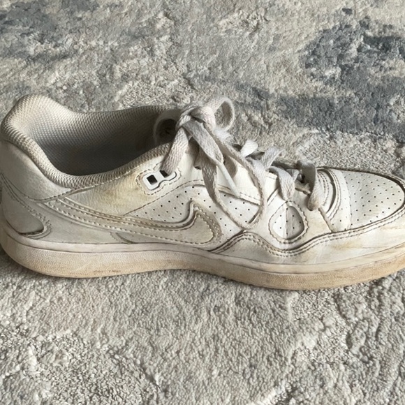 SET OF POOR QUALITY SHOES - Picture 5 of 10